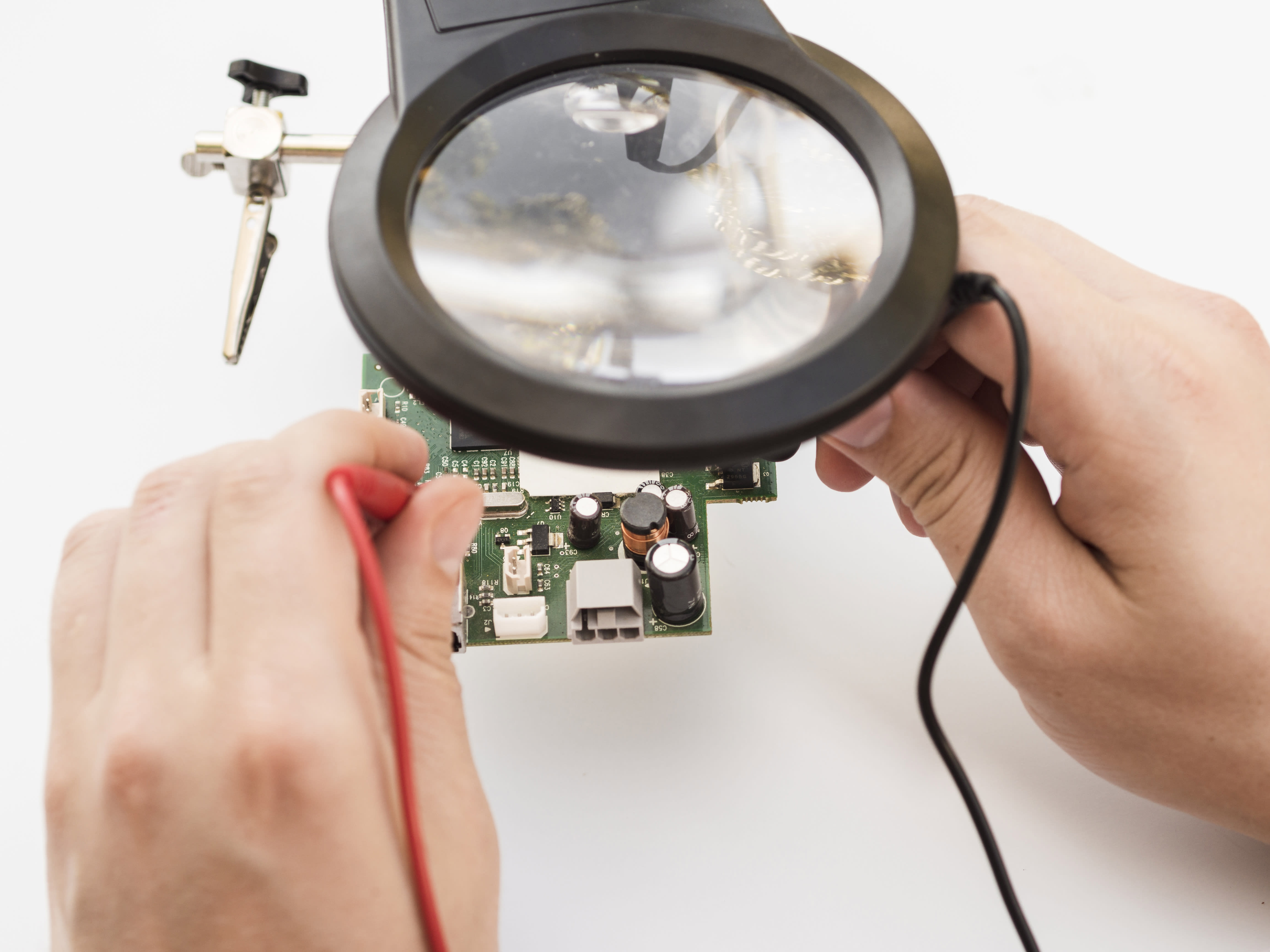 The Role of Magnifying Glasses in Electronics Assembly